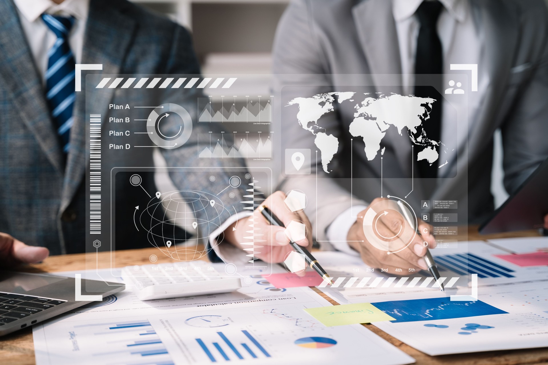 Équipe d’affaires Un nouvel investisseur professionnel commence le projet Rencontre avec le directeur financier, conception d’un ordinateur, d’une tablette, d’un numérique au bureau