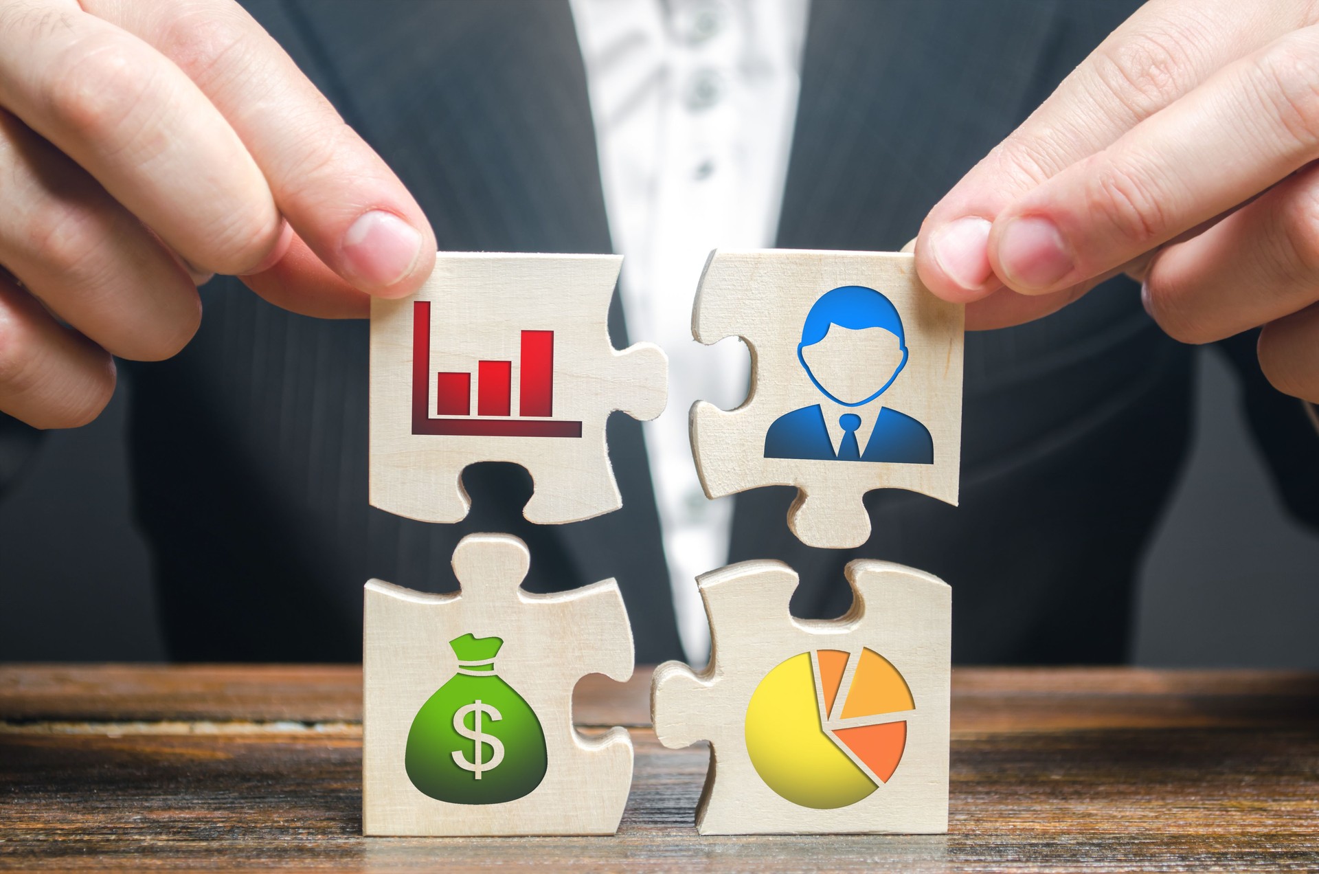 Un homme d'affaires recueille des énigmes symbolisant les éléments individuels et les attributs de faire des affaires. Organisation du processus, création d'un Business Model. Gestion de projet. Bonne planification,